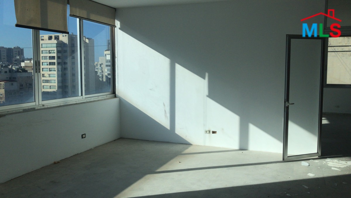 160 SQM Office For Sale in Verdun with Open View