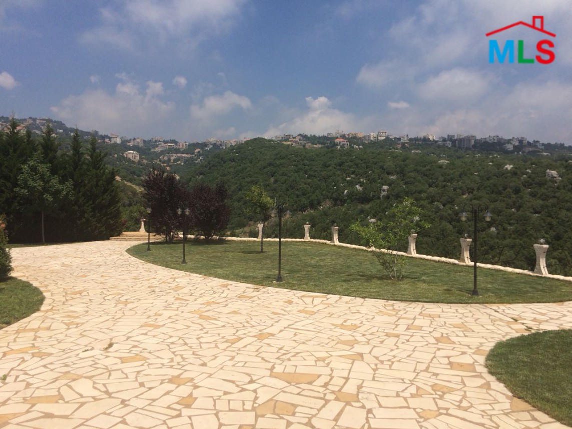 Super Deluxe Villa for Sale in Ajaltoun