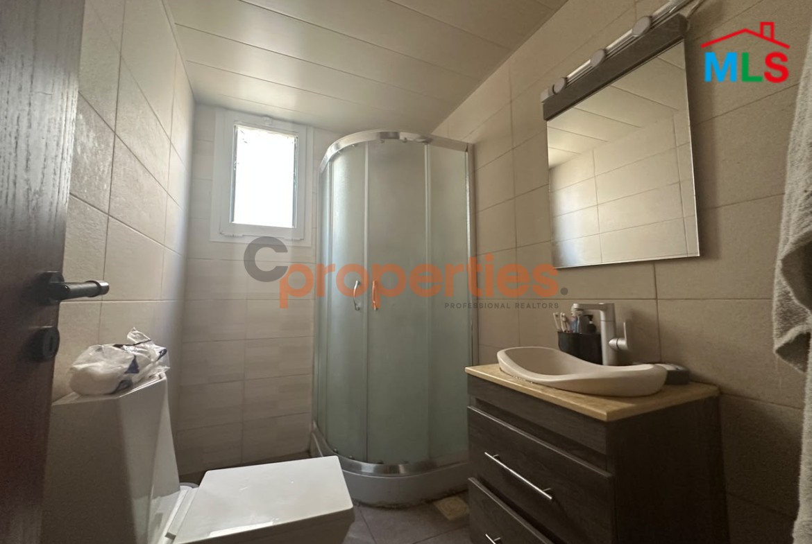 Semi-Furnished Apartment in Hadath For Sale with Terrace -شقة نصف مفروشة للبيع في الحدث مع تراس CPDD89