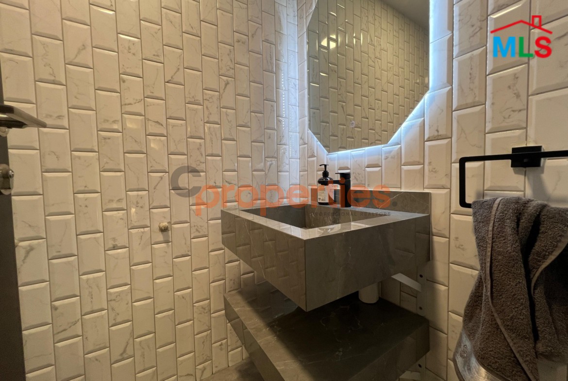 Apartment For Sale in Hazmieh شقة للبيع في الحازمية CPMK134