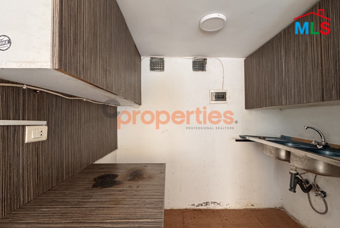 Shop/studio for sale in awkar-CPTA106