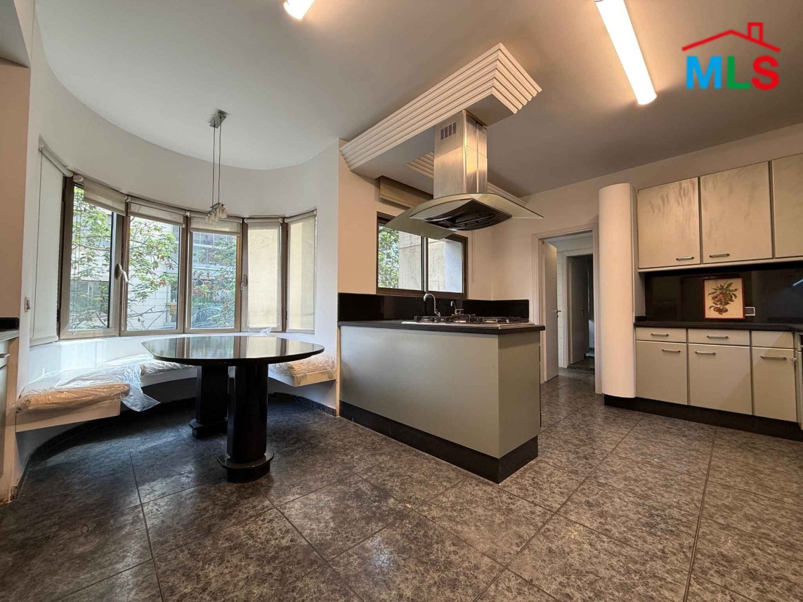 Elegant 4-Bedroom Apartment For Rent in Select area of Achrafieh, Carré D'or