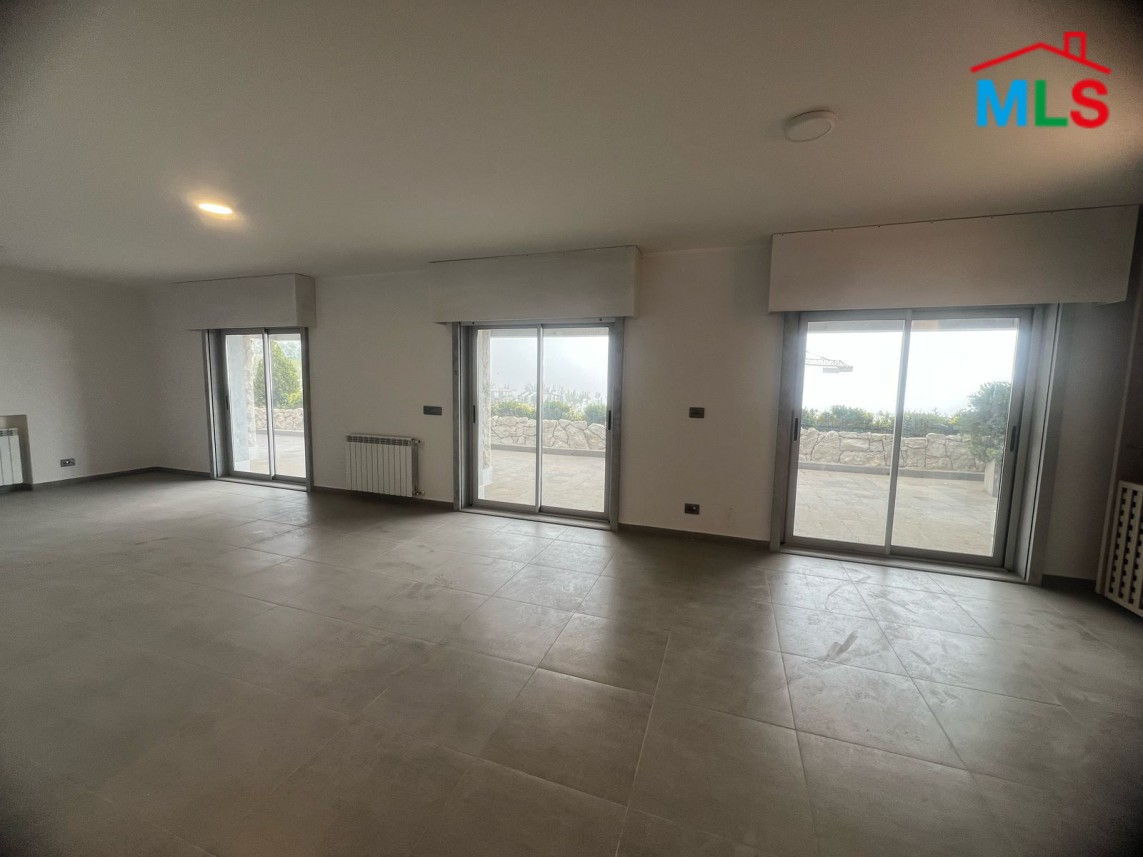 Villa With A Spacious Terrace For Rent in Fakra Club