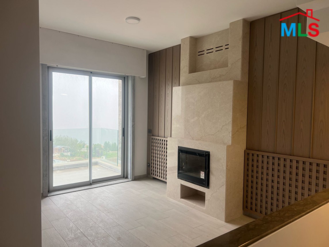 Villa With A Spacious Terrace For Rent in Fakra Club