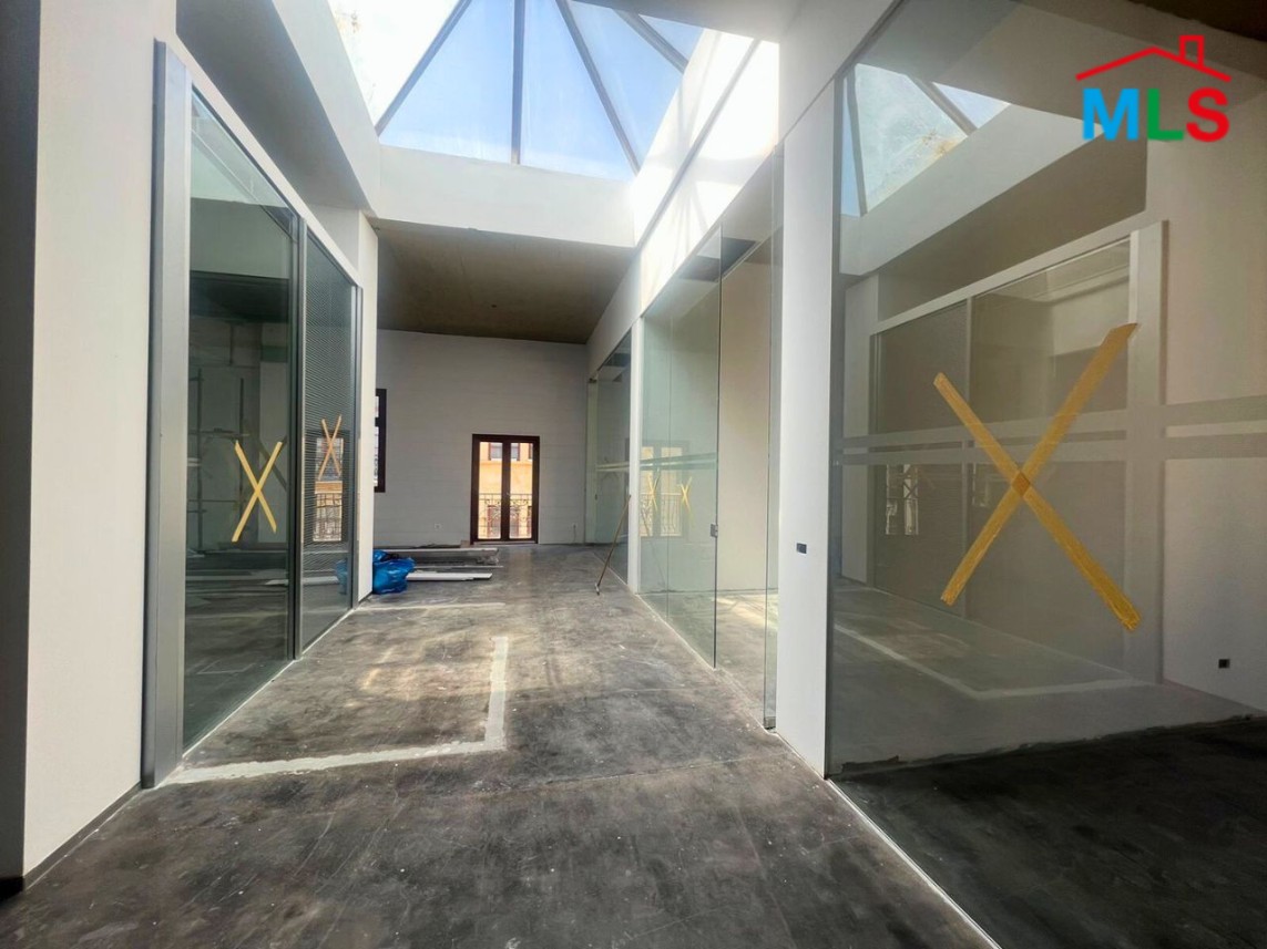 300 SQM Office with Skylight Window For Rent in DownTown