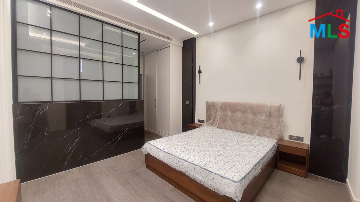 Office with Private Suite/Apartment For Rent In Down Town