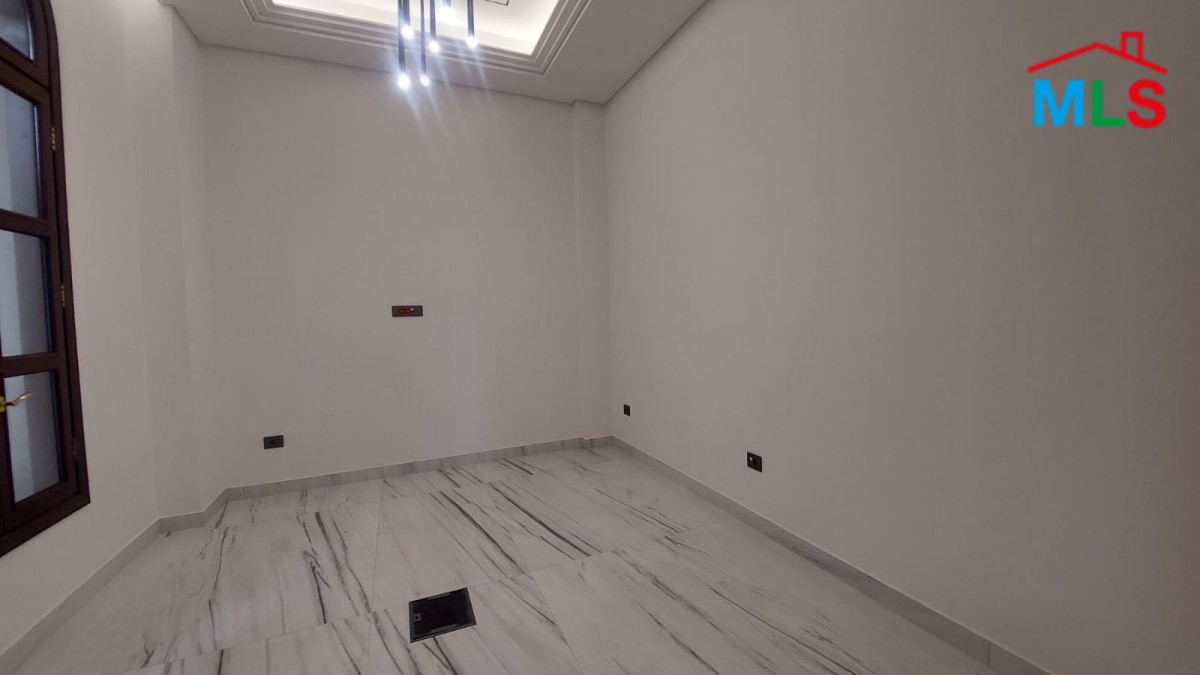Office with Private Suite/Apartment For Rent In Down Town