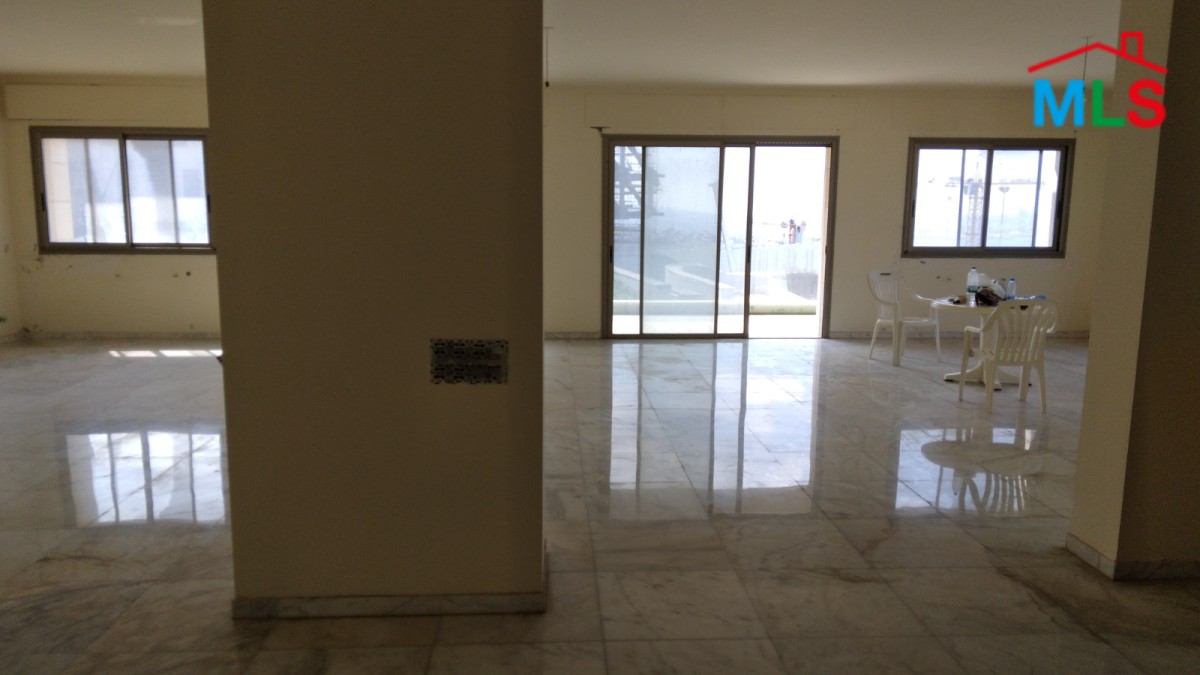 Spacious Office for Rent in Aoukar