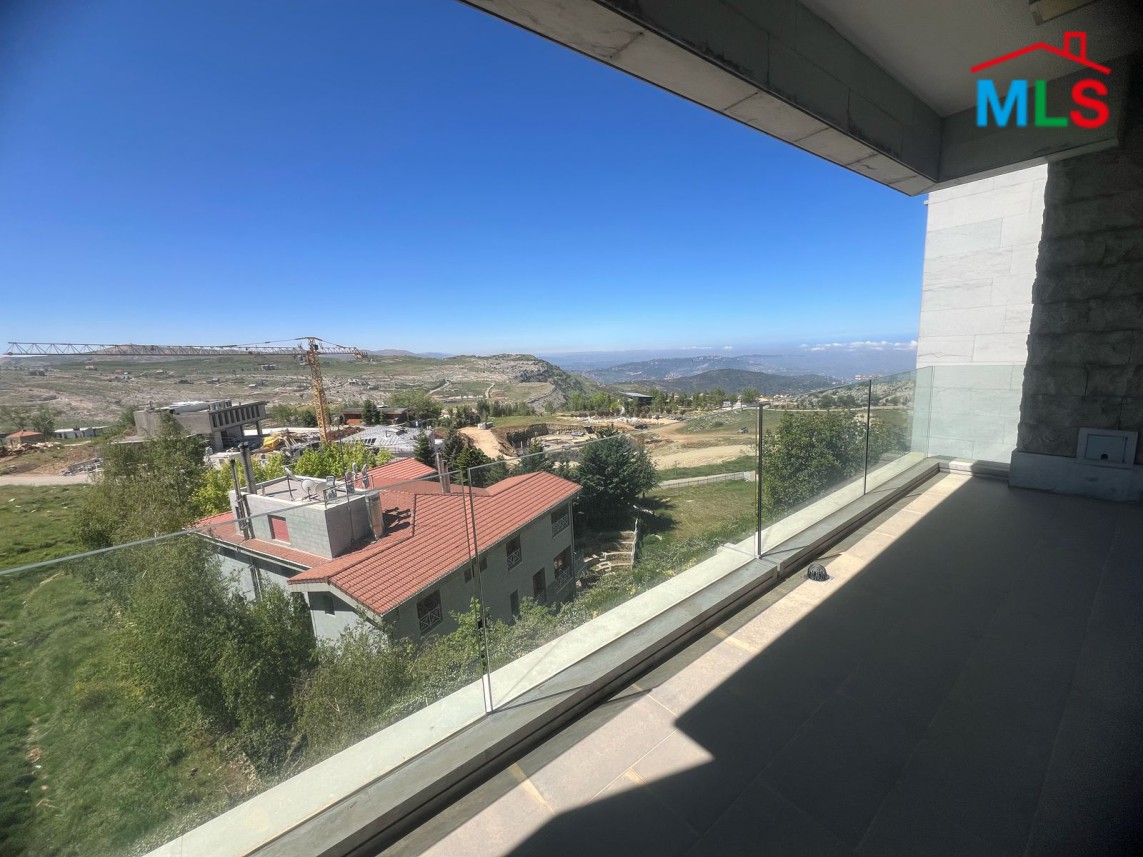 Luxurious Villa For Sale in Fakra Club