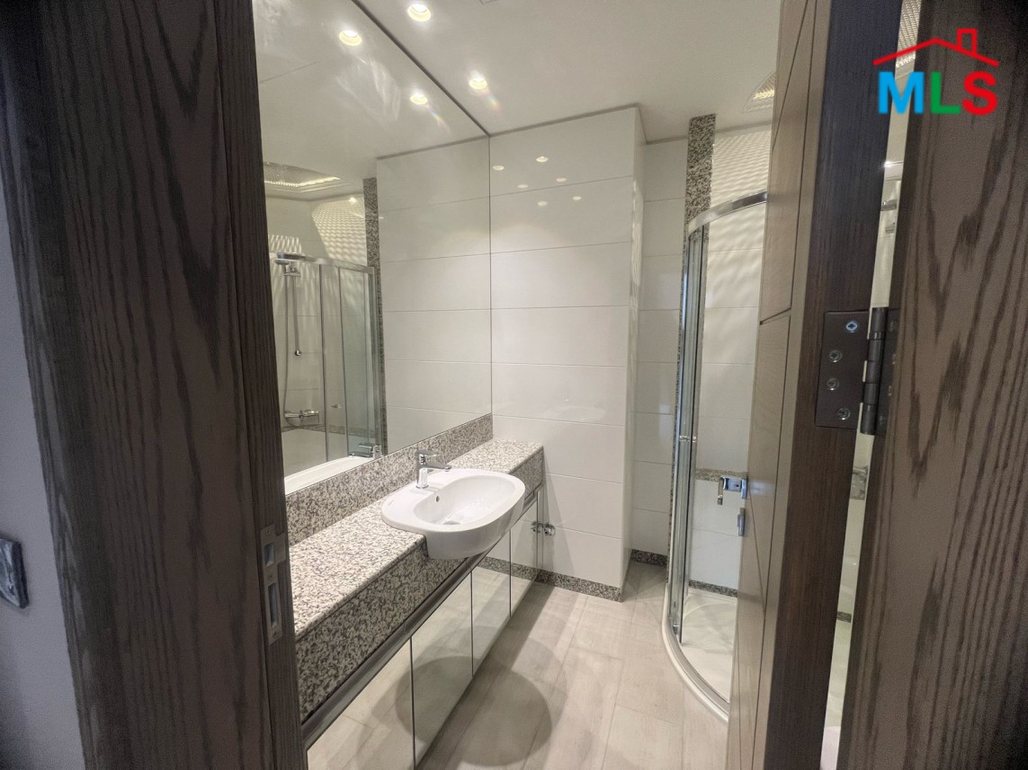 Luxurious Villa For Sale in Fakra Club