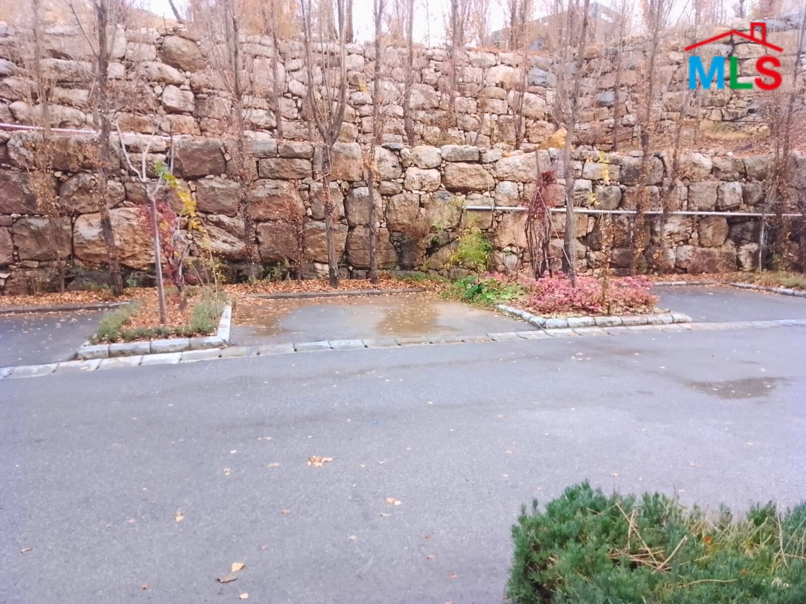 Chalet with Terrace For Sale in a Resort in Fakra, Kfardebian