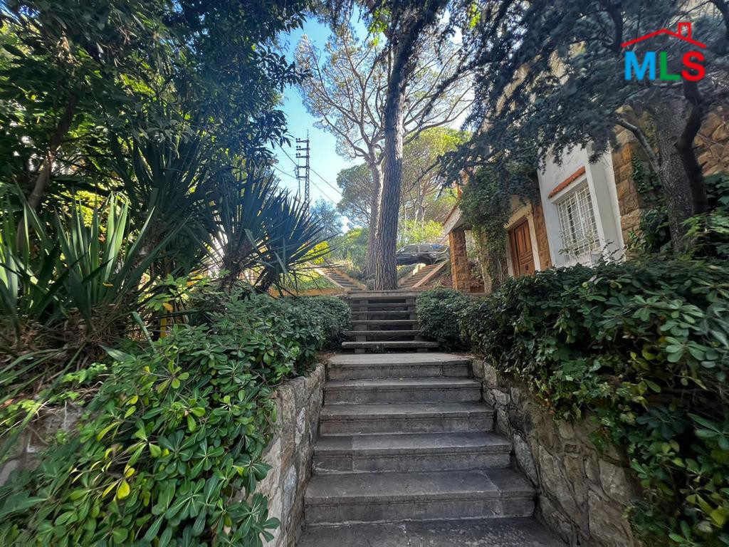 Stunning Villa with Garden For Sale in Baabdat